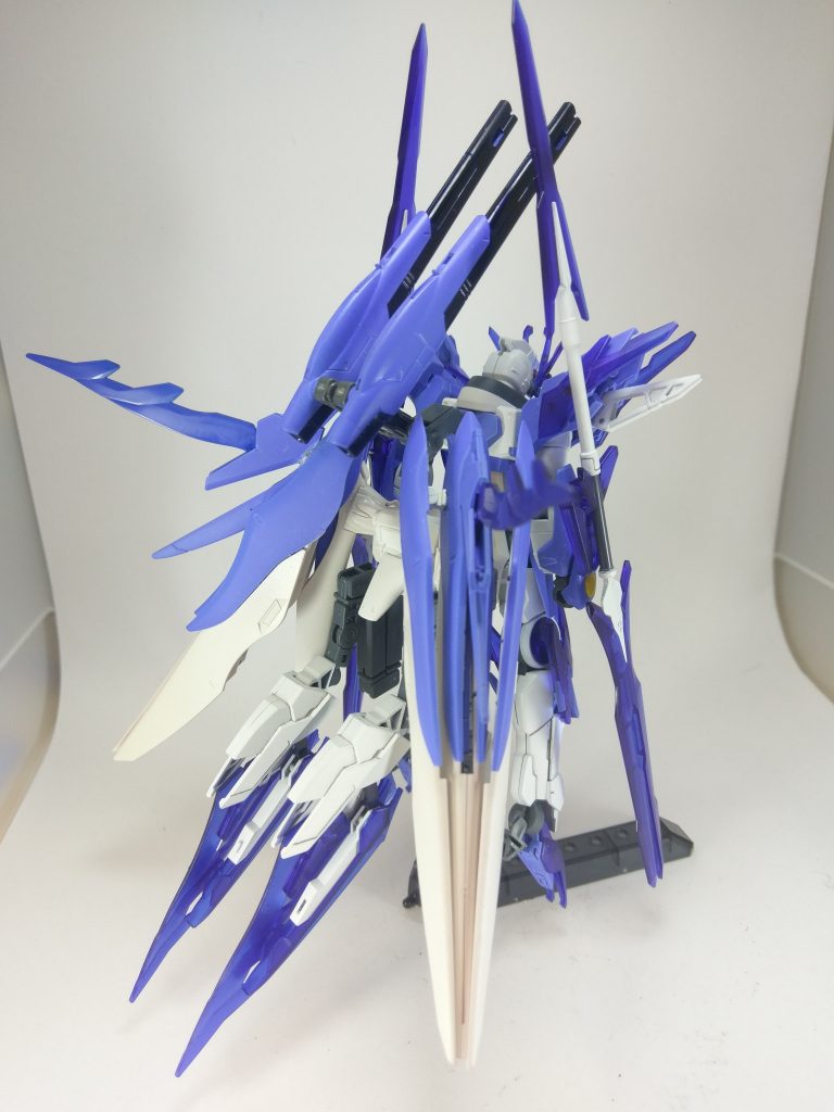 背面から
分かりづらいですけど今回デスティニーの羽根にさらに羽根をくっ付けてます。
背中には代わりに忍パルスのバックパックを使い、そこにビルドストライクのビーム砲を使いました。その下部にはパワアムでトランジェントグレイシャーのバックパックを接続してます。