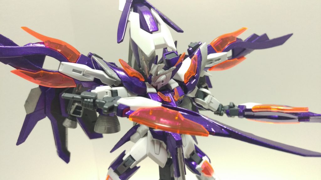 ハイパーカレトヴォルッフは複合兵装であったカレトヴルッフの機能をあえて斬撃のみに絞った事で、格闘戦能力を向上させている。
これをさらに改良しエクストラモードに対応できる改造を施した。
実体剣による斬撃であるが紫炎を纏った刀身はビームサーベルに近い性質を示すが、攻撃力はそれ以上であり、対ビームコーティングを溶かすほどの熱量を持つ。
ただし、刀身自体もその熱量に耐えられるわけではないため、溶解する危険性がある。