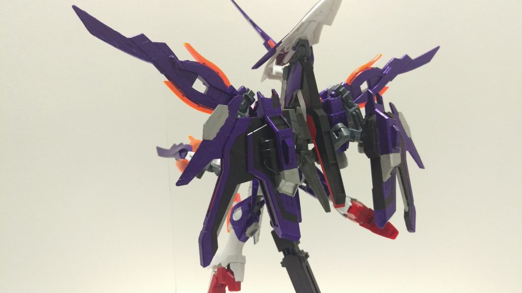 機体の各部の形状変更のほかにバックパックを一新する改造が施された。
これにより推力と機動性の向上、変形機構の見直しによるMA形態の防御力および安定性を向上させることができた。
大型ブースターを2基搭載するが、これ一基で一般的なMS一機分の推力と同等であり、圧倒的な加速力を持つ。バックパックは大型ブースターとフレキシブルスタビライザー、フレキシブルバーニアにより構成されており、それぞれが独立して可動するため、旋回性能や機動性を大きく向上させた。
それと引き換えに低速域での戦闘において不安定であり、狭い空間での戦闘も苦手である。
ウイングシールド紫炎にはビームサーベルを収納している。