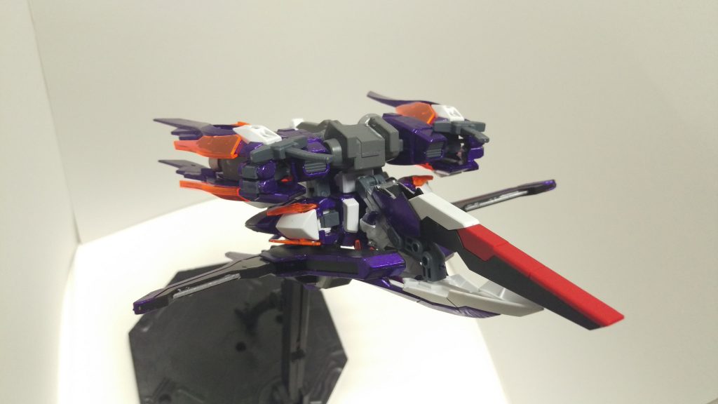 ネオバード形態
バーニアのベクトルを後方に集中させることで、MS形態よりもはるかに高い加速力を持つ。
可変時は攻撃オプションがない。
変形機構を見直すことでより迅速な変形を可能としたため、本機はMA⇔MA両形態を駆使して高速戦闘を行う。