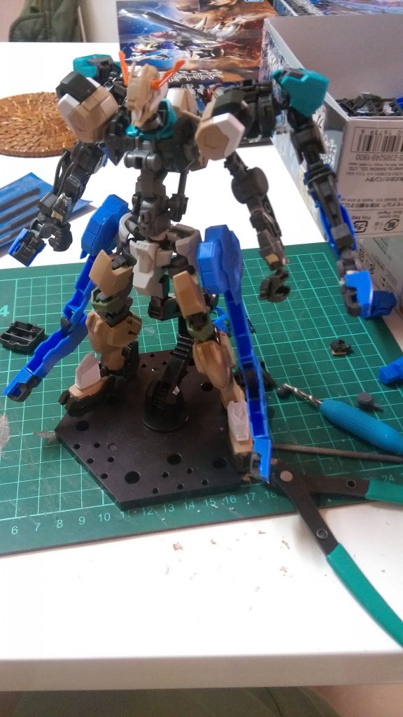 １作目のバルバトスのフレームとほぼ同じ所から、グシオンの装備を増し増しに製作。