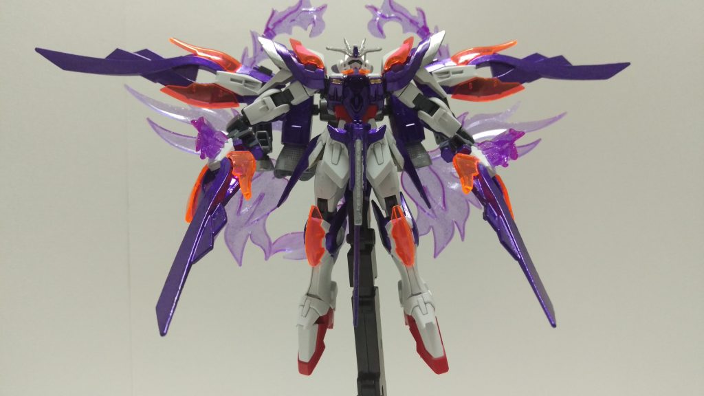 エクストラモード-紫炎-
機体性能を爆発的に上昇させる形態。
機動性と攻撃力の大幅に向上させる。
また、膨大な熱量による影響として、センサー類の誤作動や無線誘導兵器(ファンネルやドラグーンなど)への妨害が起こる。これについては本機も同様であるため、武装が近接戦闘用のものに偏っている。
また、最大稼働時にはビームを歪めるほどの熱を発する。このときの熱量は大気圏再突入時に発生する熱を超えるため、耐熱が施されていない機体は接近するだけで溶融する可能性がある。
この状態はエクストラモード-メルトダウン-と呼ばれ、実は本機も徐々に融解している。
本機に強制冷却機能はついておらず、エクストラモード-メルトダウン-発動後は溶けてなくなる。
余談であるが、本機は性質上、熱量による一般的なビーム兵器に極めて強い。