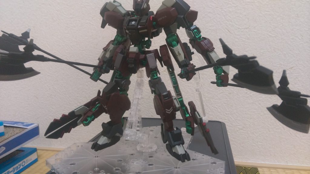 サブアーム展開２　サイドスカートにアスタロトリナシメントのサブアームを。さらにガンプラバトルウェポンズのシールドニッパーをサブアームに装備。