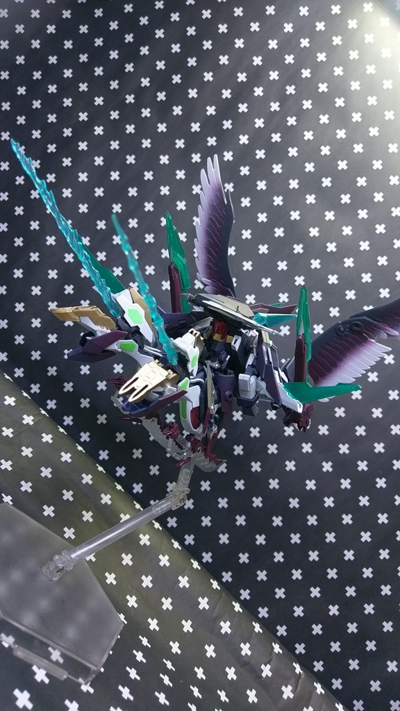 あともう１つ欲しいと思いビーストモードを製作。
こちらは拠点攻略用とイメージし、出撃前に換装→攻略中にパージして戦闘を妄想してます。
翼はスカイハイウイングを使用。
足フレームに穴を開けジャンクのビームサーベル基部を取り付けしました。