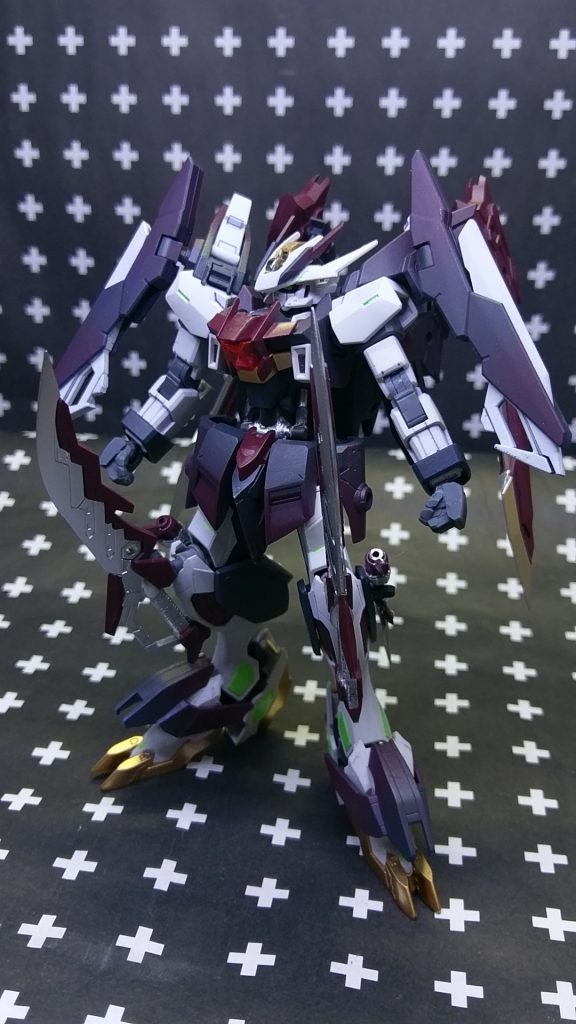 正面。

胴体から腕にかけてはAGE2マグナム(以下マグナム)を丸々使用。
胴体中心部はビルドストライクギャラクシーコスモのクリアパーツをはめ込みOOダイバーの胴体アンテナを接着。
腹部はマグナムの変形の際の可動部にルプスレクスの腹部フレームをいらない部分を削ってランナーを使って接続。
ガンダムフレームで特徴的なフレームの露出をしたかったので何気に一番こだわった所でもあります。
頭部はアスタロトオリジンをベースにフェイスは接触部を削ってスターウイニングのフェイスを移植。
アンテナはルプスレクスのものを接着しマグナムのアンテナを切り取って接着しました。
腰から脚部はルプスレクスを使用。
フロントアーマーとサイドアーマーはアスタロトオリジンのリアアーマーを使用。
膝部分はM.S.Gの龍装具を取り付け。
取り付け部にはジャンクにちょうどいい3mm穴のパーツがあったのでそちらを使用しました。
