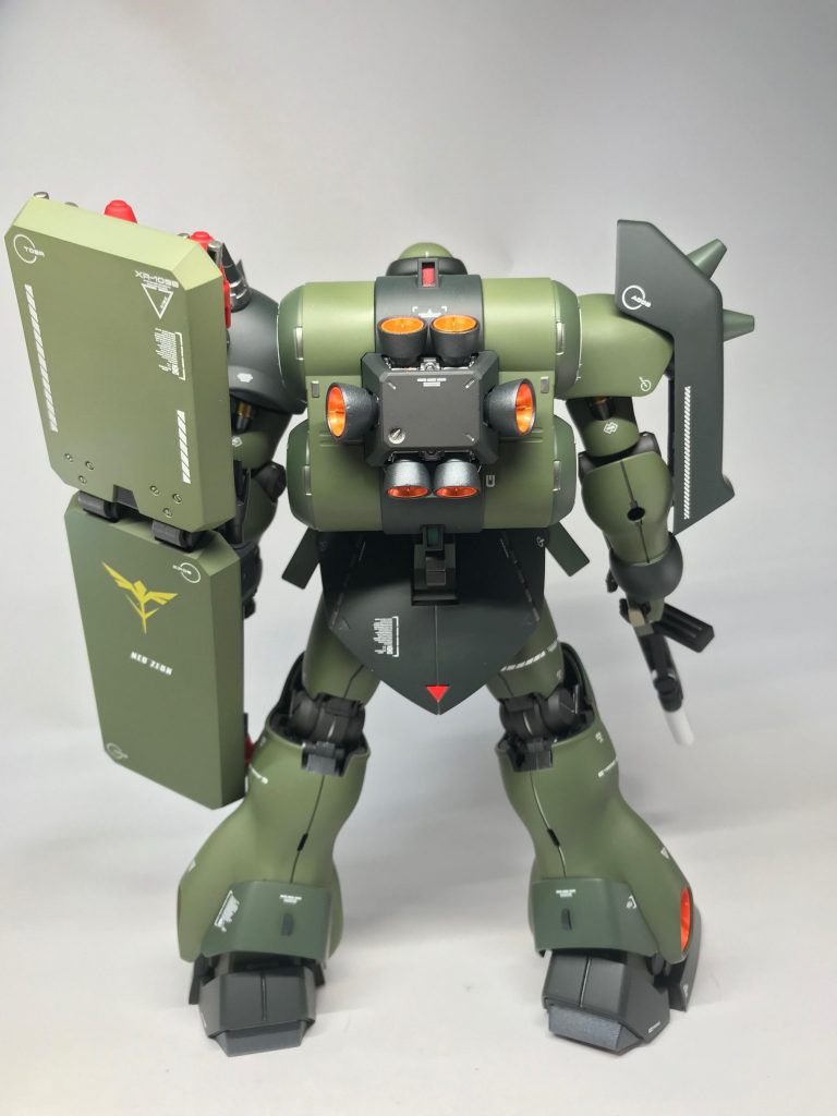 デカールは主にハイキューパーツ様のものを使用し、キット付属のものはネオジオンのエンブレムや型式番号程度になっています。