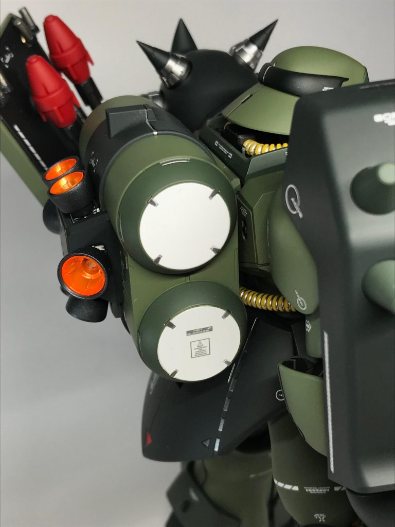 バックパック側面の白は、塗装途中で導入しようと思いつきました。(正直、白塗装はあまり気のりはしませんでしたが…)
ただワンポイントでのホワイトは確かに引き締まるような印象は受けました。ほかの色と喧嘩になるような色味でもないということもあり、今後の製作においていい経験になりました。