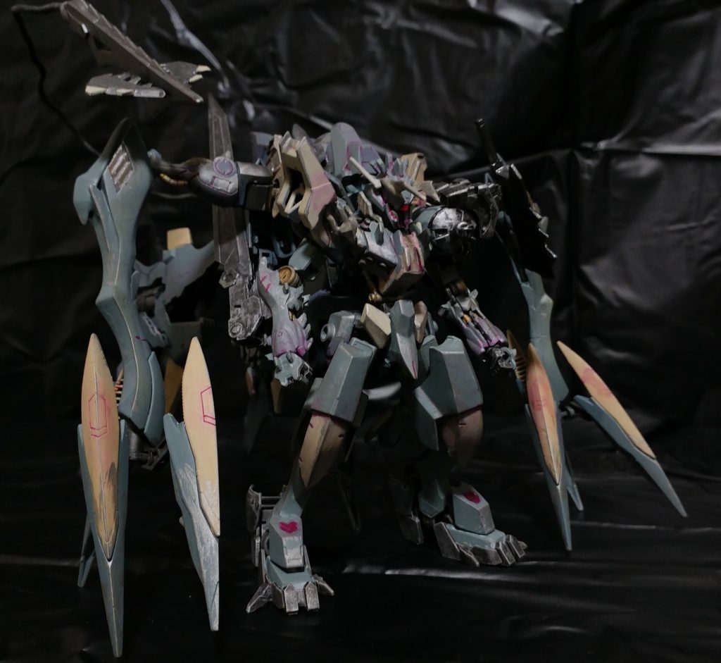 *【地上形態】*
正面。
前脚のクローやテールシザースが主な武器です。