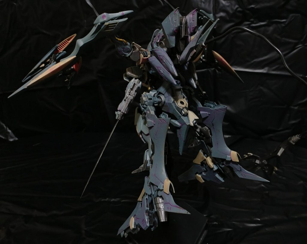 バックショット。
ガンダムでありながらこの「異形感」
一週間くらいで作成しましたが、デザインは大変気に入ってます。