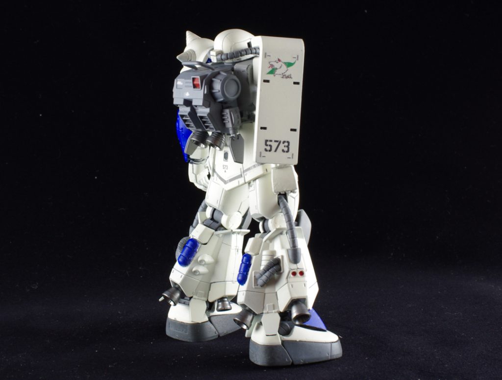 通常タイプのシールドタイプの右肩も作りました。ガンダムデカールを使用しています。