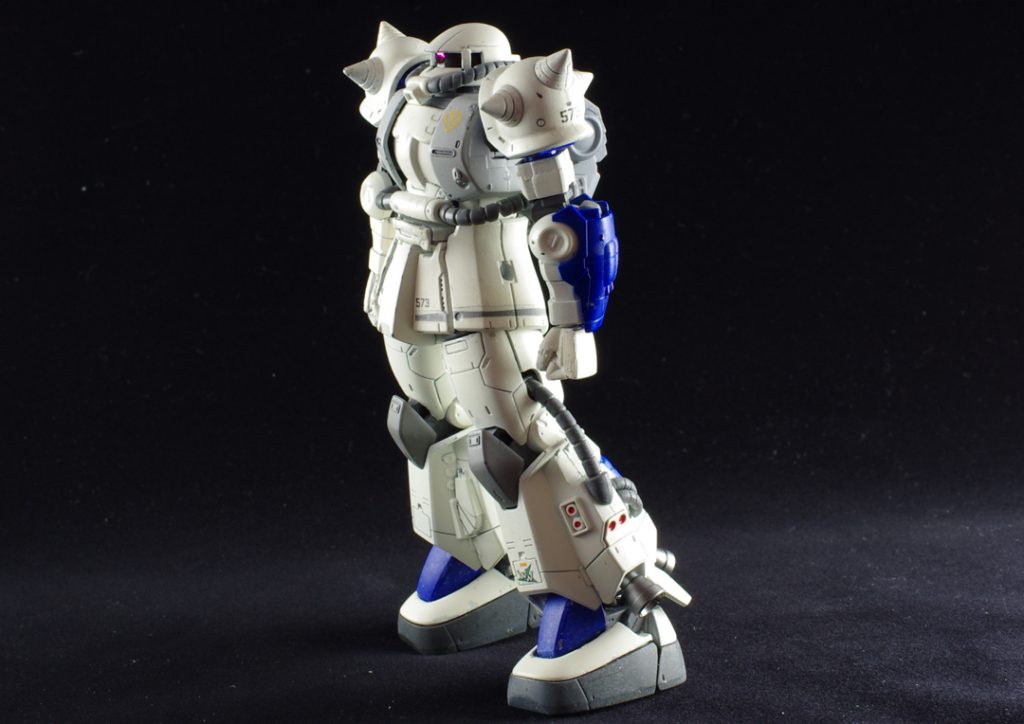 モノアイにはスワロフスキーをつけましたが、あまり光りませんでした。。