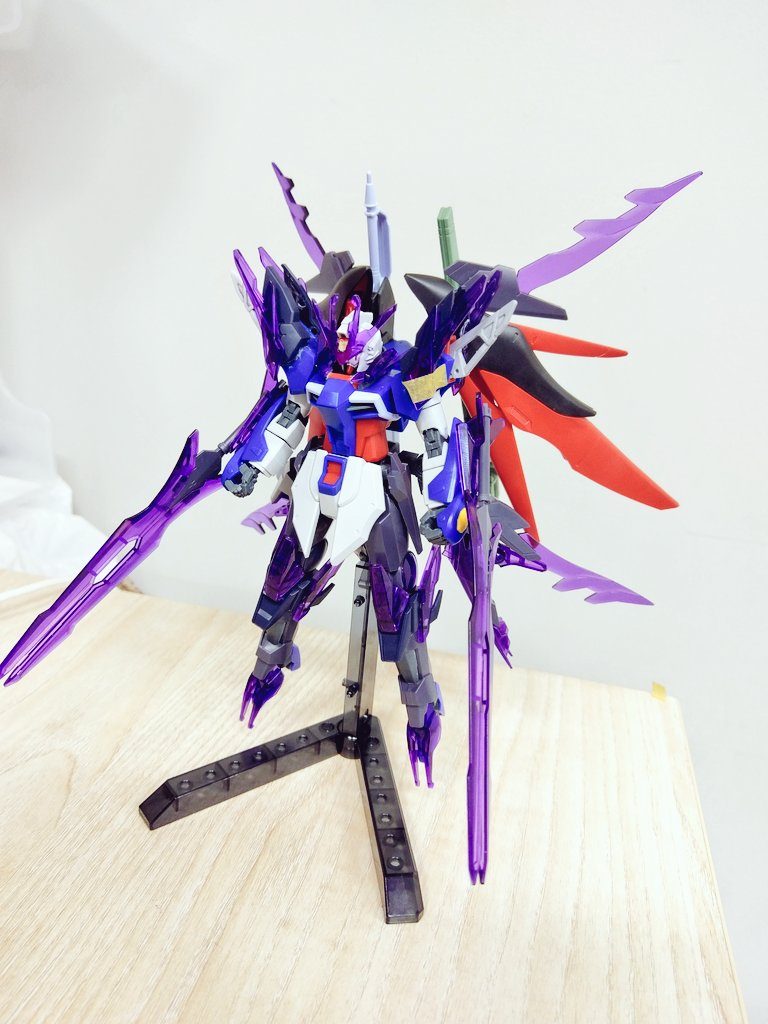 仮組み。前回の焔デスティニー同様肩にトランジェントグレイシャーの肩を接着。足はトランジェントグレイシャーのものをそのまま流用しました。
このときはバックパックをどうしようかまだ迷ってたときです。