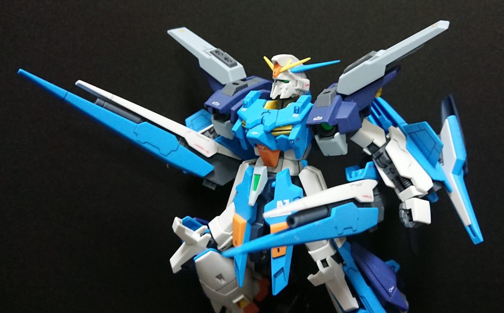 ヴェスバーのように脇の下から構えられます。