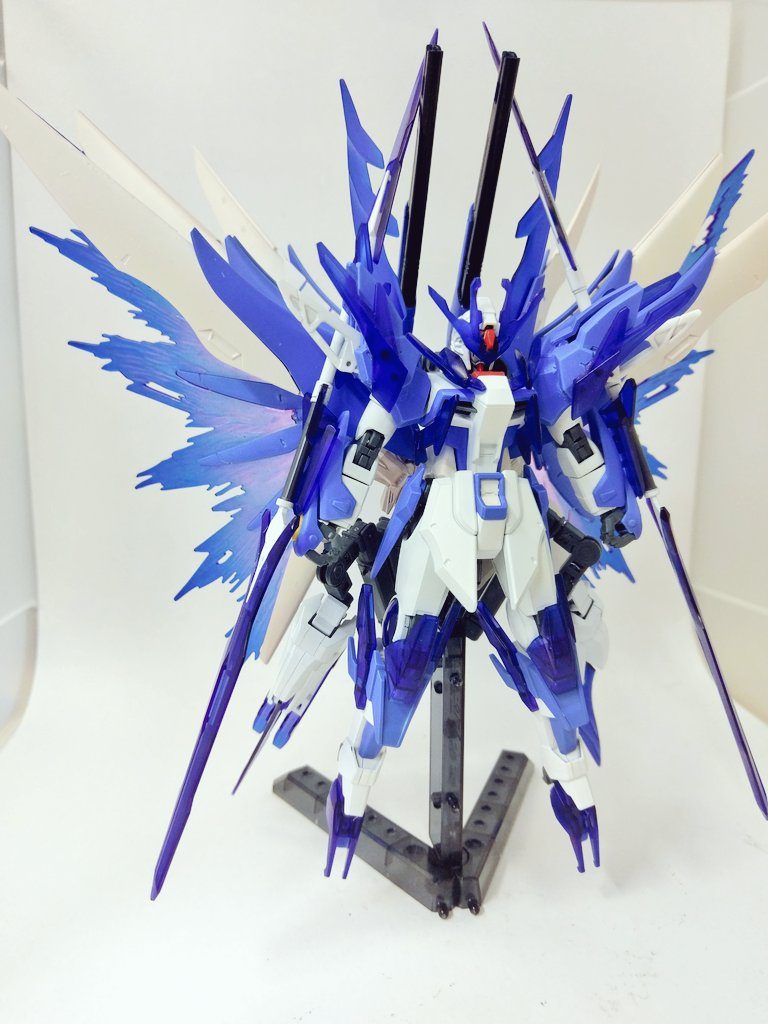 光の翼展開!
翼を展開して高速で敵に近付き切断します。
バックパックを腰の位置に下げたことで腕の剣との干渉が無くなります(このときだけ)