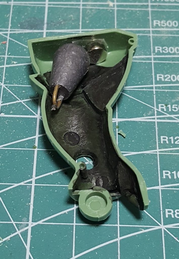 足にも、いつもしている百均の磁石とオモリいれて