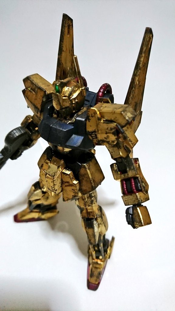 まずは、水性ホビーカラー「プレミアムトップコートつや消し」で筆塗りし、それから「リアルタッチマーカーブラウン」でスミ入れして「水性ホビーカラー焼鉄色」でポンポンする。そして「ウェザリングマスター」で仕上けました。