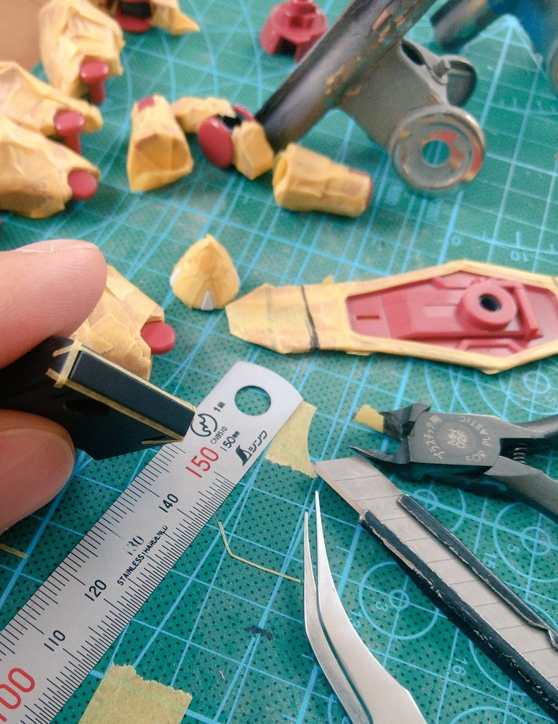 マスキングして、エアブラシで塗装です。
成型色を活かしますが、トップコート半つや消しを全体に吹いてます。