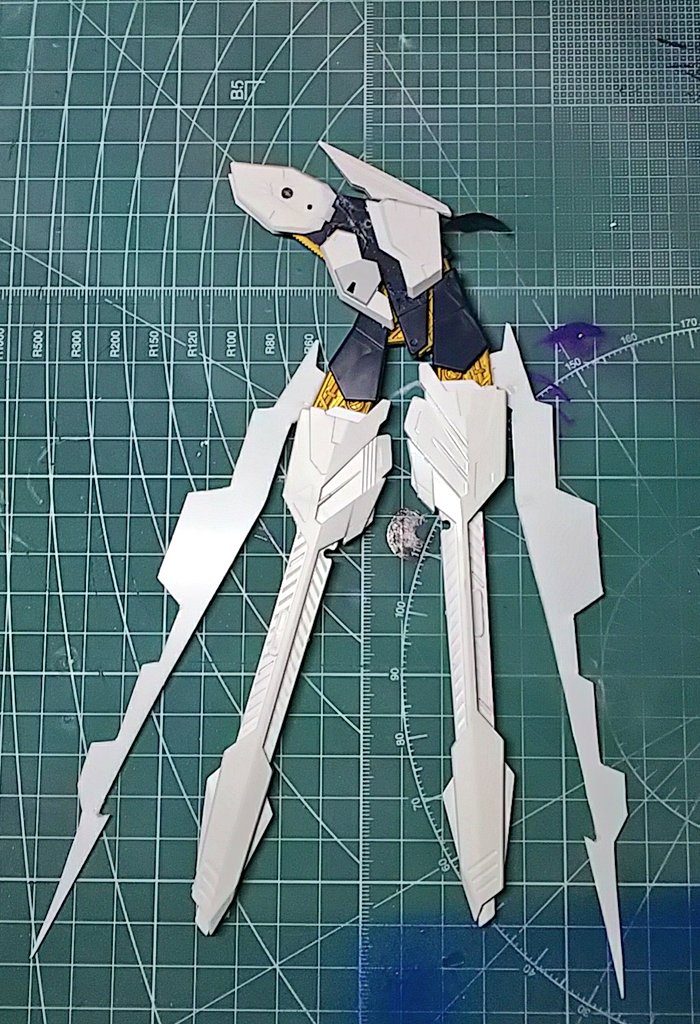 翼をプラ板で整形し、ジャンクパーツでディテールアップ、バラエーナドラグーンの展開方法はメタルビルドのギミックを取り入れている