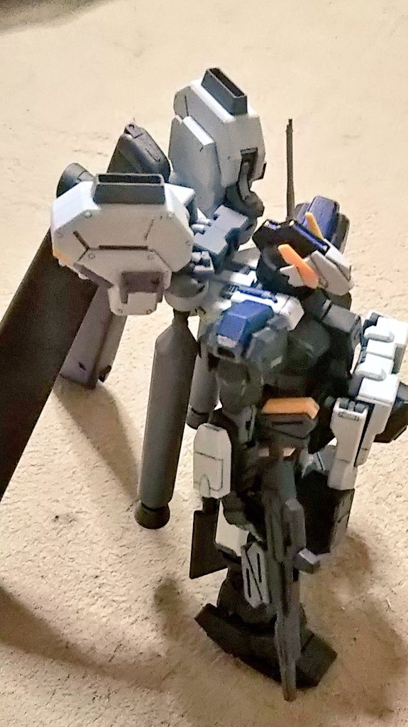 右腕には、BOXタイプのビームサーベールを装備しています。