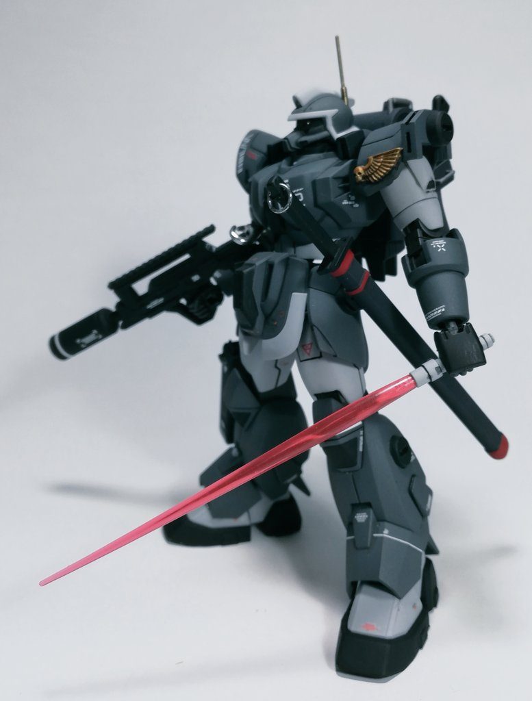 独自開発の外付けビームサーベルユニットを装備。
実体武器が効きにくい相手に遭遇した場合のお守り的な装備。
ノーマルジンでは扱えなかったビーム兵器もバッテリーを外部に用意する事で問題をクリアしている。

特殊装備としてワイヤーリールを装備。
蚕の糸の構造を利用したワイヤーにより、自重の倍以上の吊り下げ重量に耐える。
登坂、ブービートラップ、攻撃等様々な用途に使用可能。