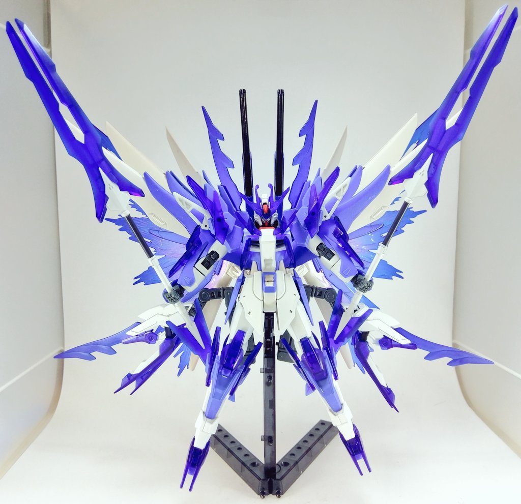 腰に付属した「グレイシャルトランスクロー」を展開すると全身が発光し始め、それと同時に周囲の熱量を奪い始める「フリーズモード」になるという設定です。このとき周囲にあるもの、または触れたものは凍りつきます。そして動けなくなったところで一撃で仕留められるという脳内設定です!!!
周囲から奪った熱量を光エネルギーに変換してるため、発光するという厨二物理設定です。