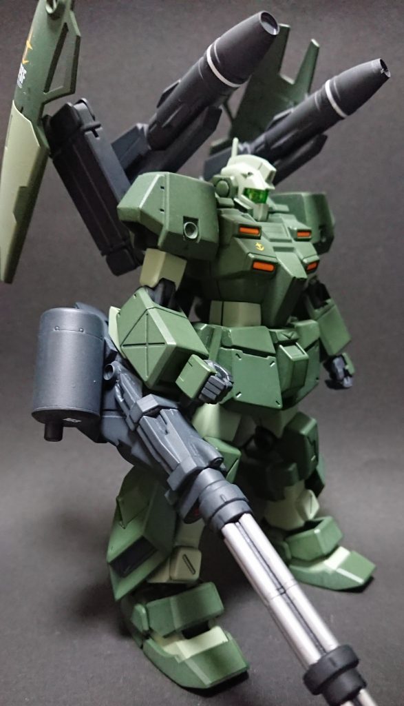 右腕部にガトリング砲。
ジャンクパーツを組み合わせて作成しました。