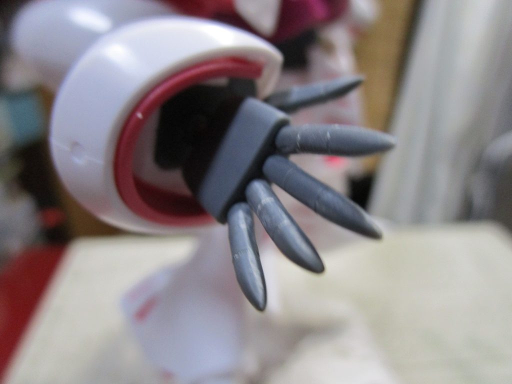 手首も1本1本尖らせています