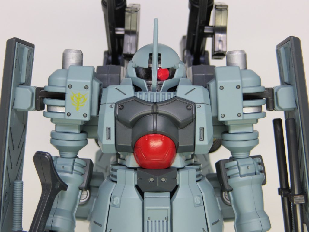 正面。大きなモノアイがチャームポイントですね。首を埋めるのが好きなので思い切り埋めてますw