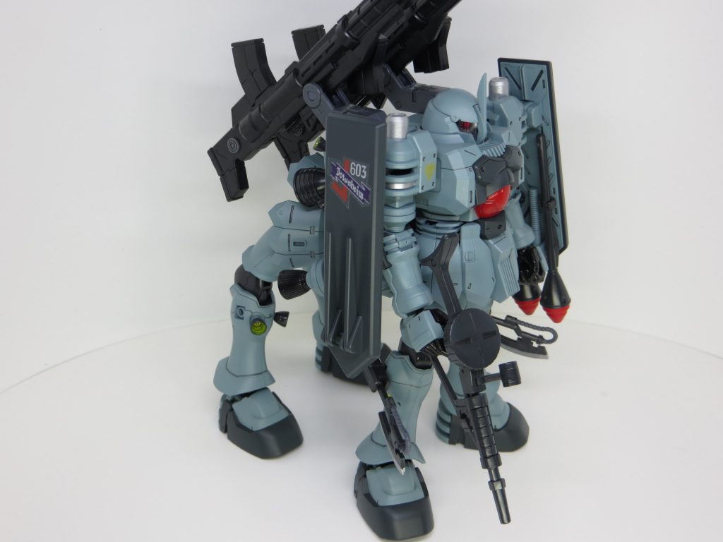 色はザクを意識しての緑ではなく、近頃緑の機体を作ってないから緑ですw武装はマシンガン×1、シールド×2、シュツルム・ファウスト×2、ヒートホーク×2、対艦ライフル×2とほぼ倍化。部品も2機分あるので躊躇なく改造できました。