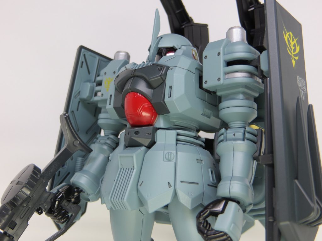 あおり気味に。手が黒いのも個人的にちょっとしたポイントです。