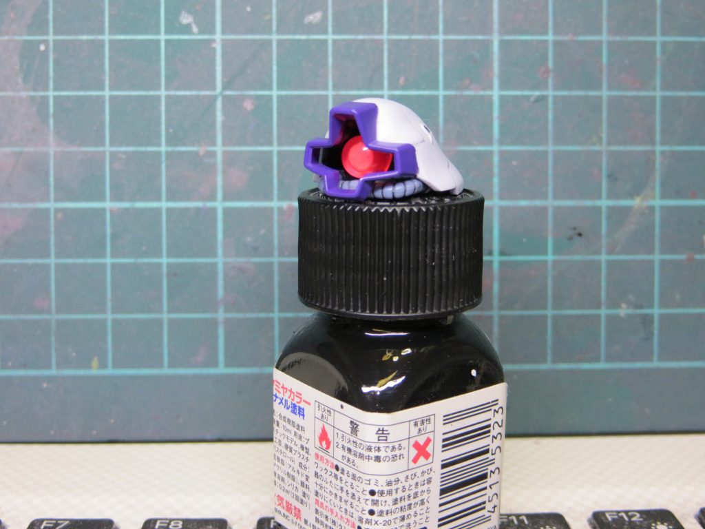 制作は顔から作ります。色の相性を見つつ、モチベを上げます。