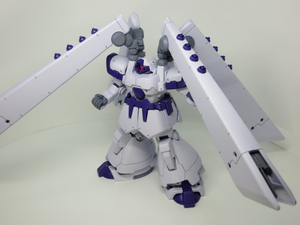 素体はドムトローペン。スラスターバインダー4基はドラッツェから拝借。武装はシンプルにファンネル×16機。ビームサーベルくらい持たせてあげれば良かったかも…。※ビームサーベル追加しましたw(画像6枚目)