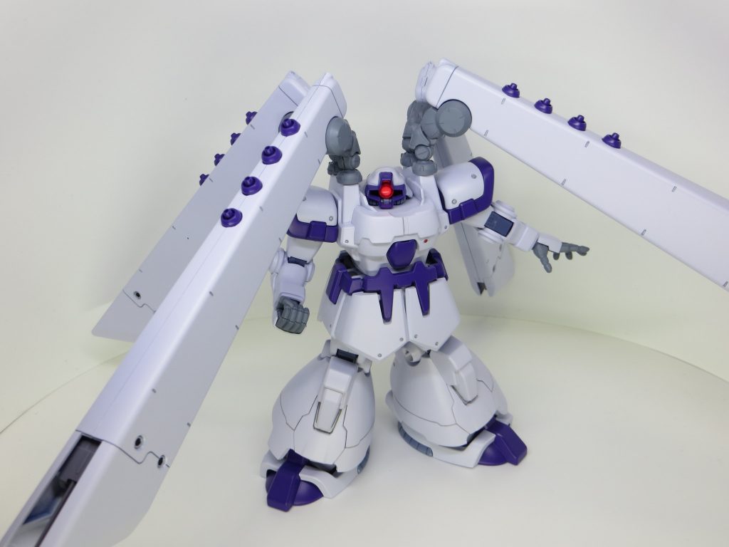 どの角度からもファンネルが顔を出していてなかなかいい感じです。バインダーは横方向には動かせます。縦方向は保持力が心配であるのと、技術不足にて接着固定。