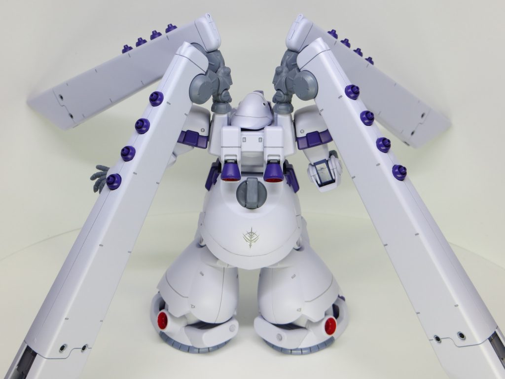 背面。横幅30cmあります。でかい。4枚羽スラスターで推進力には自信があります。