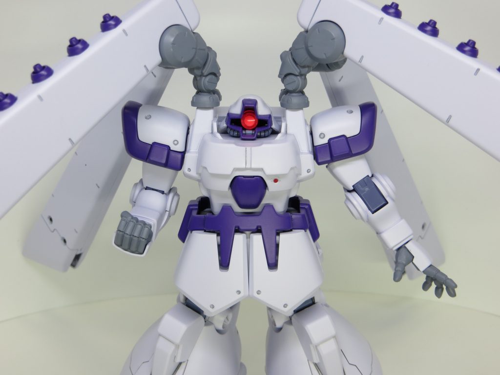 正面。モノアイはジャンクにあったHGドムのジャイアントバズの部品(だと思う)を使用。