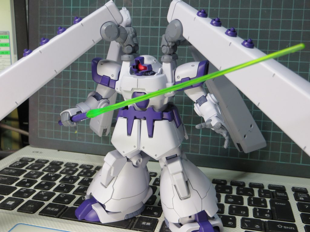 武装が寂しかったのでビームサーベルを追加しました。