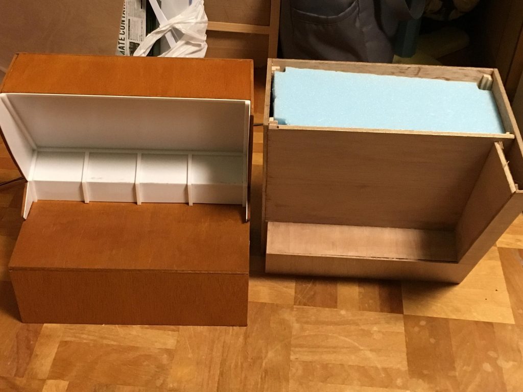 ベース自体はベニヤにオイルステインを塗って仕上げました。左に写っているのは没にしたものです。