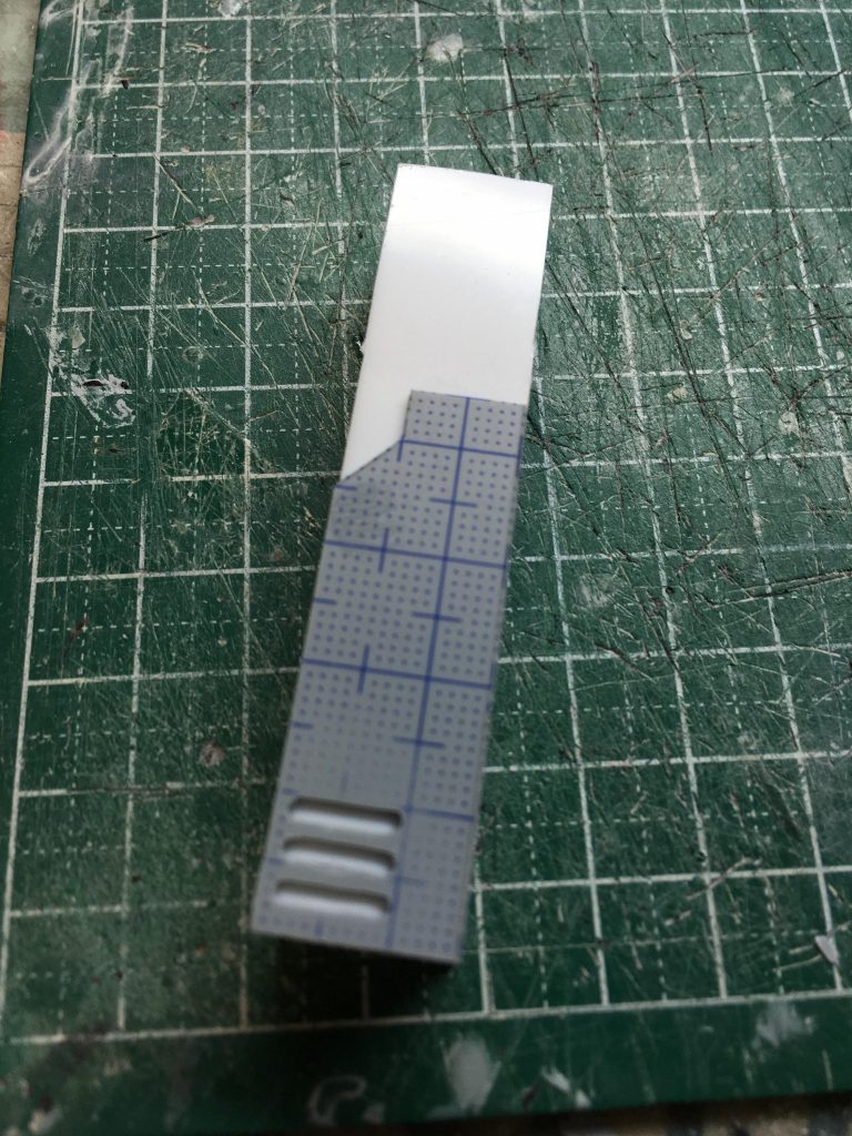 自作したアームです。強度が要るので5mmプラ角棒が詰まってます。