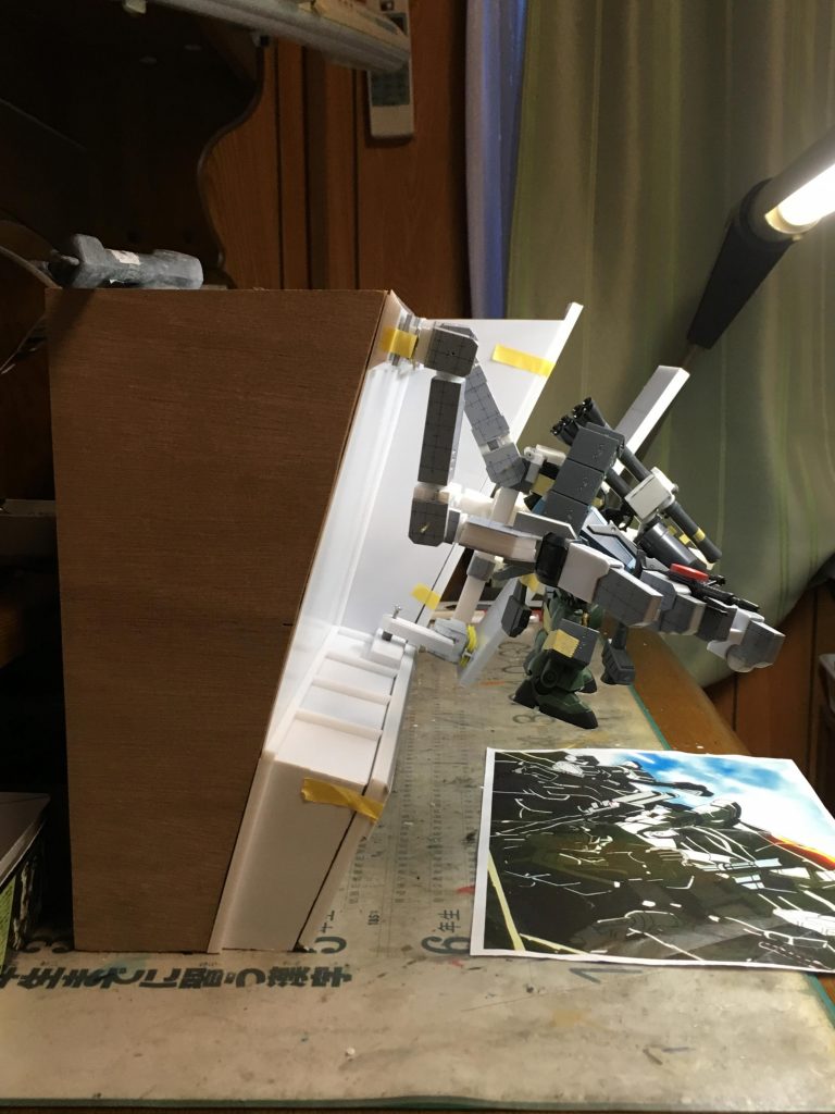 今回は高さと不安定さを演出として取り入れるためにかなり不安定な作りにしました。台座部分には釣り用の鉛製錘が入っています。