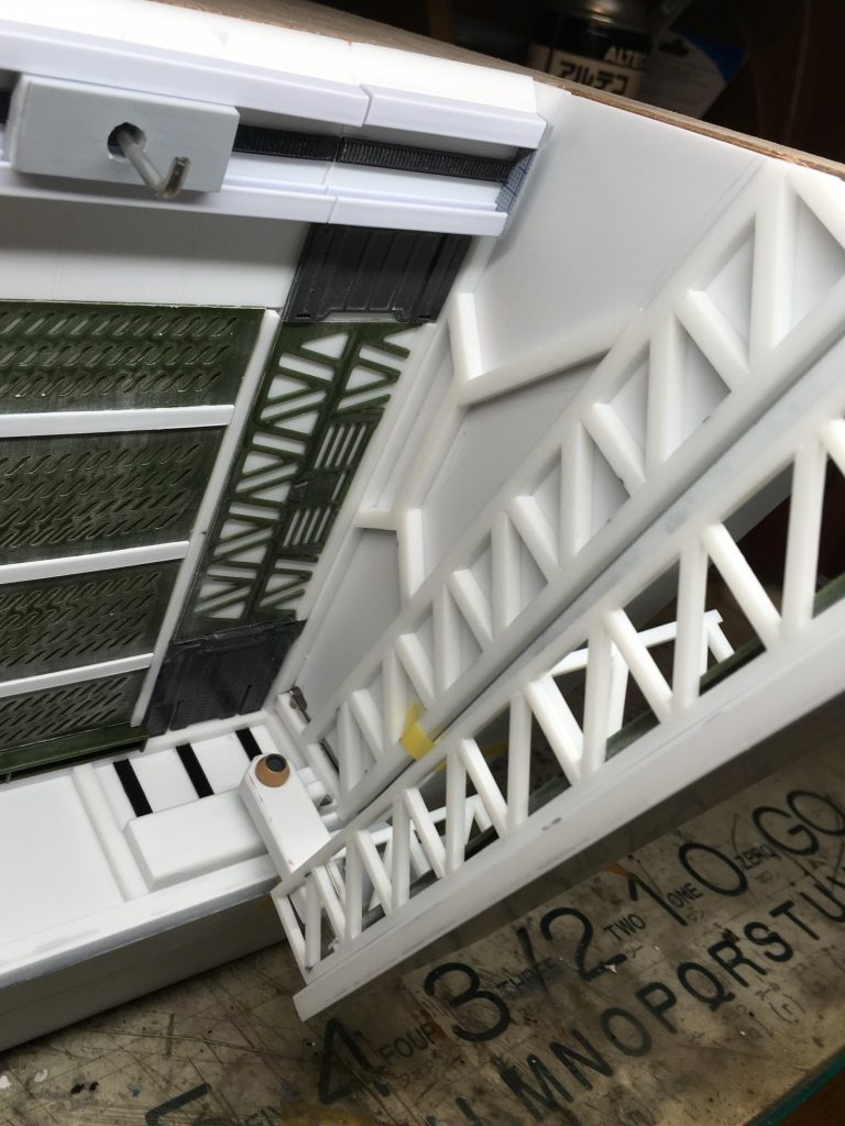 スライドハッチ部分は実際にハッチが動けるクリアランスを想定しています。