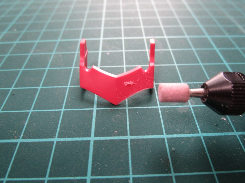 ラウンドした部分もモーターツールで削っています