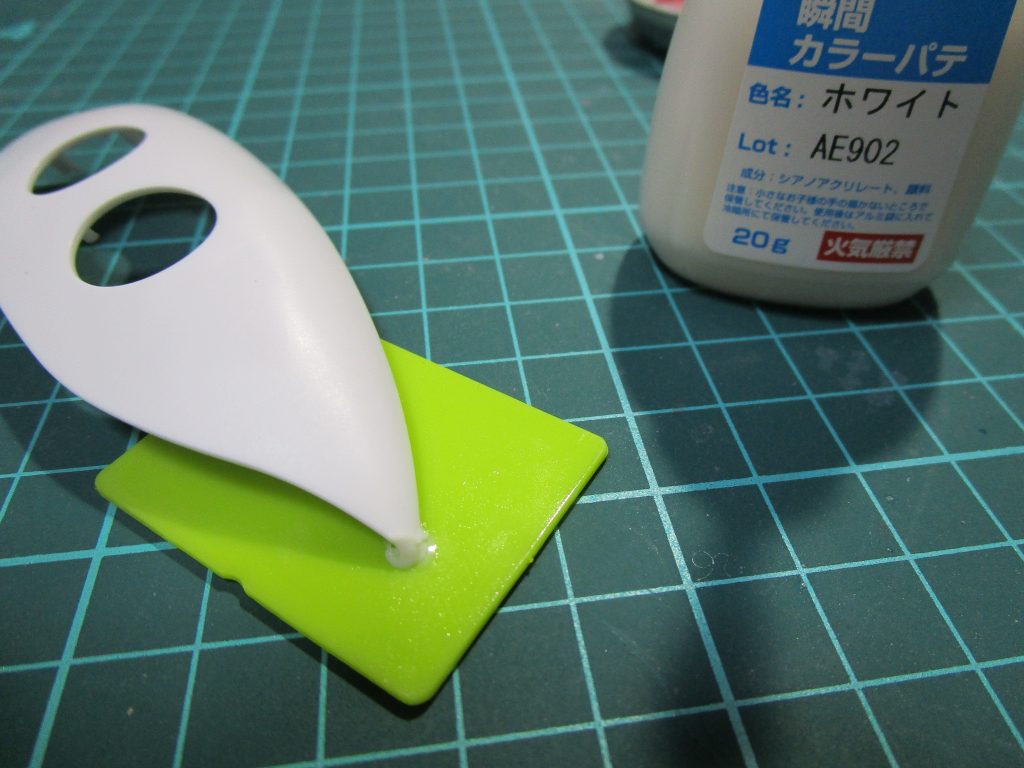 各エッジに瞬間カラーパテを盛っておきまして