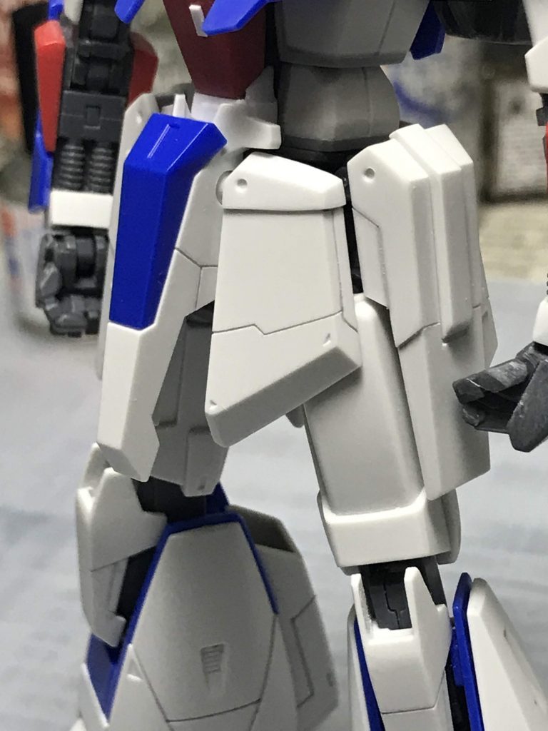 腰部アーマーのディティール追加状態です。