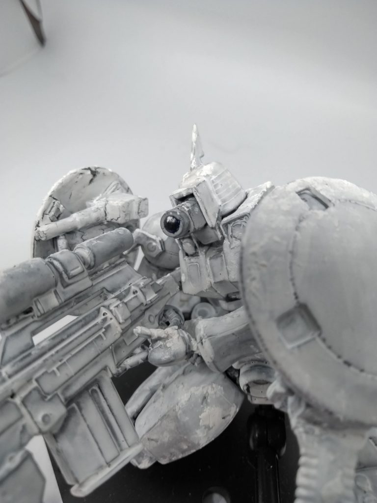 頭部にスコープとブレードアンテナを搭載し有効射程や命中率を向上。