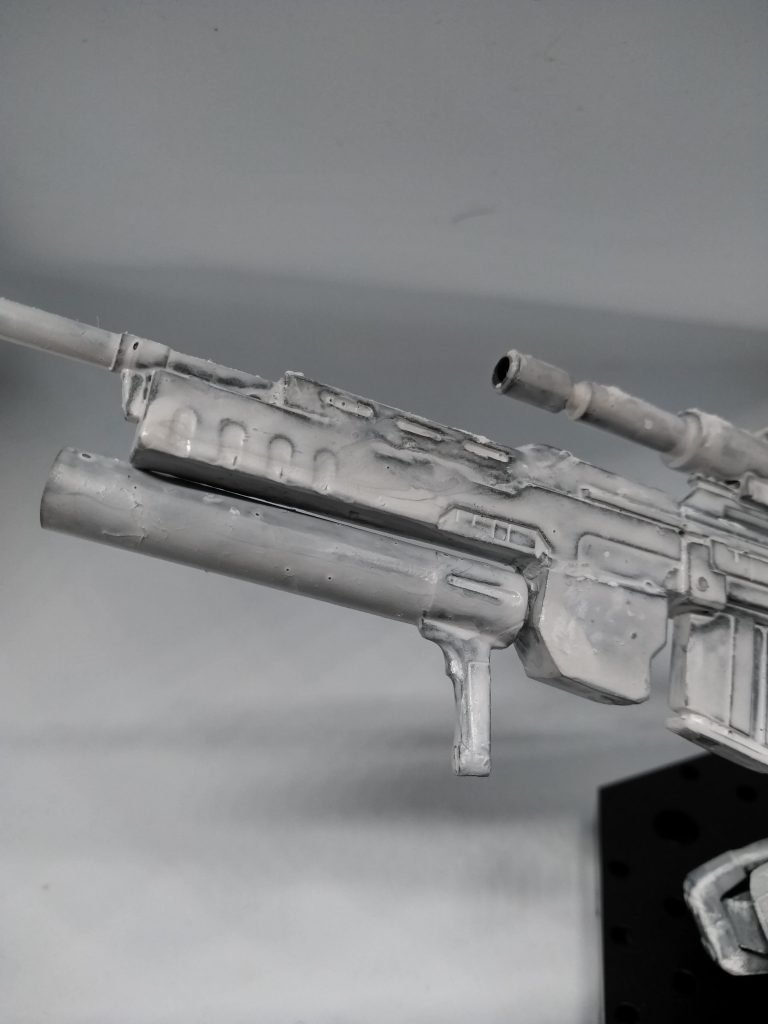 武装はスナイパーライフルと付属のグレネードランチャー
シールド、ヒートナイフ付きシールド