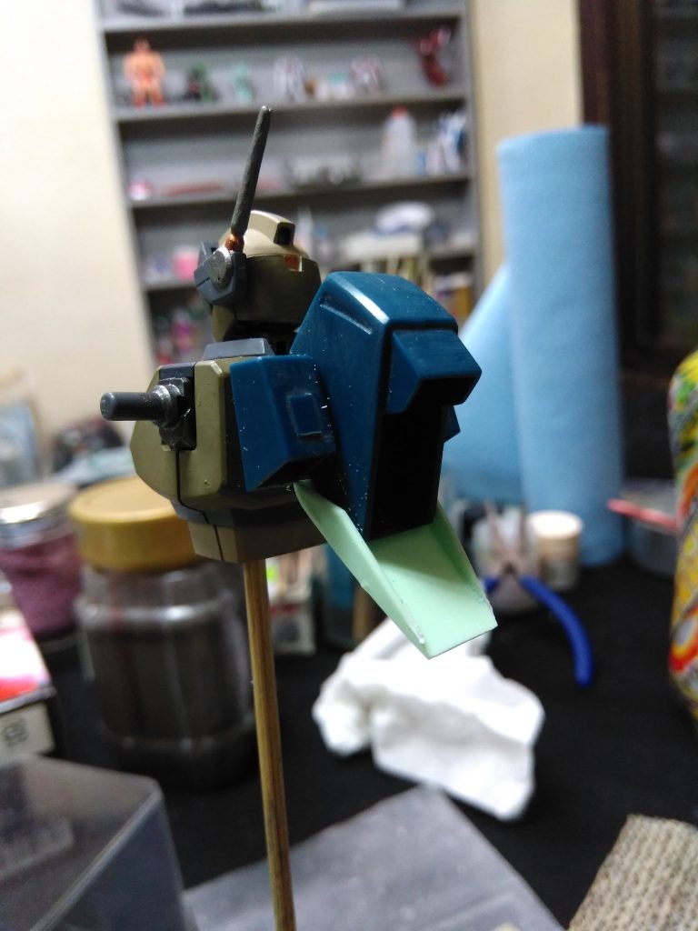 旧キットのネモからバックパックを引っ張ってきて取り付けられるように加工してます。