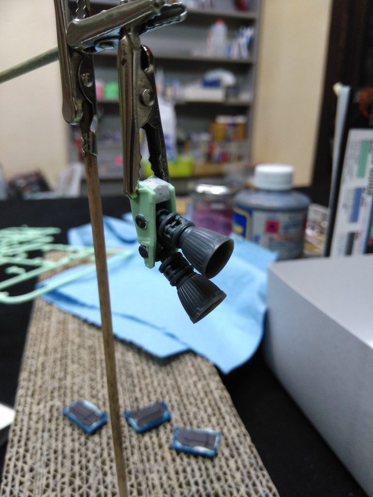 バーニアは市販キットのものを使いました。
基部はジェガンのバックパックを切り刻んで切り貼りしました。
ポリキャップを埋め込んでバーニアの角度調整ができるようにしてます。