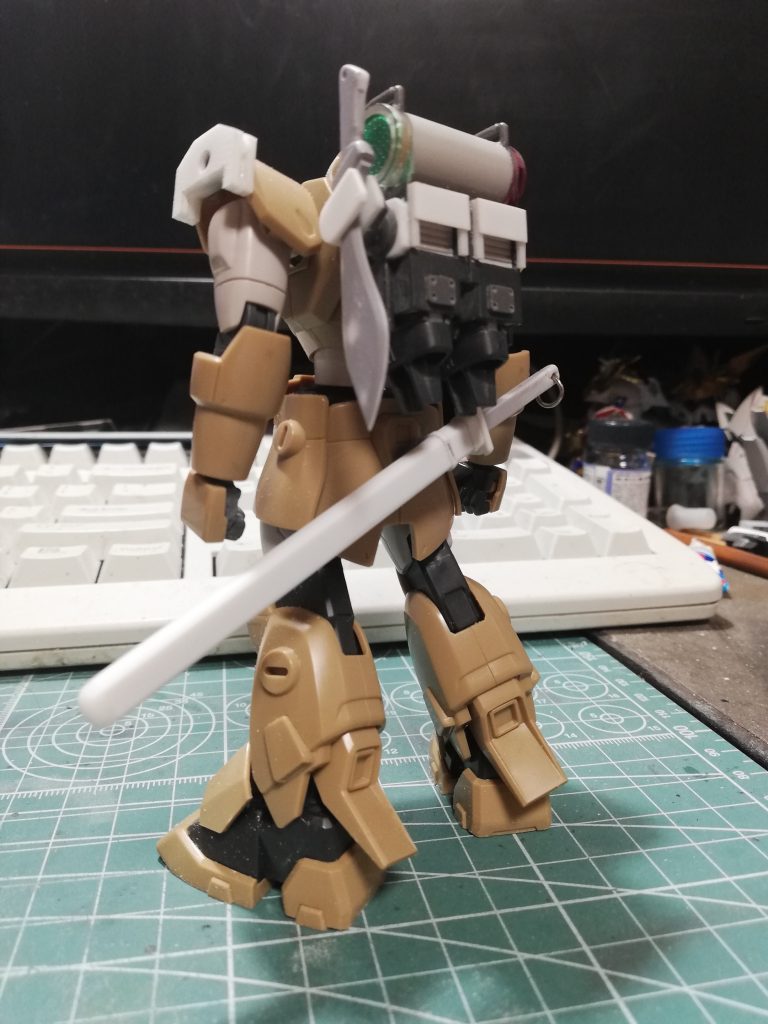 塗装前のバックパック。
タンクっぽい物の蓋はカプセルトイの信号機をバラした奴。
大元の黒い塊もカプセルトイのガンダムヘッドバラしたら出てきた奴。