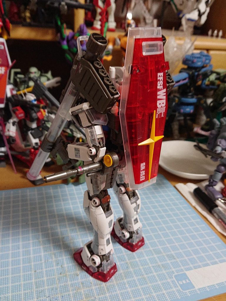 後ろ姿
シールドにデカールが有るので情報量が上がり、ビームライフルもマウントしてあるのと、バズーカの弾丸のモールドも有るので情報量が意外と多いです。