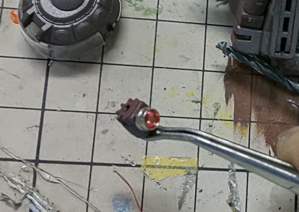 モノアイはWAVEのピンクレンズ&ハイキューさんのレンズ基部置き換えピンを切り飛ばしてエナメル線通し。コックピット裏とバックパックに電池ボックスを仕込めるスペースあり